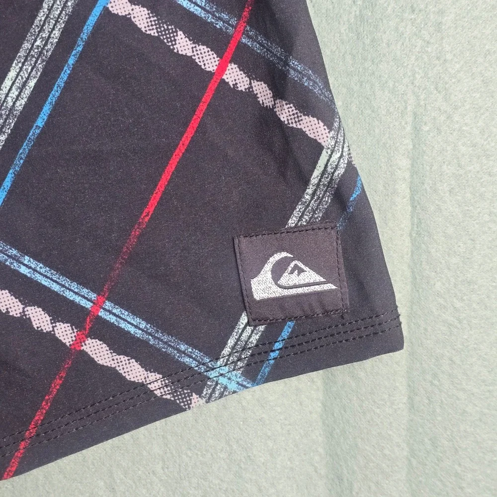 Quiksilver‎ Boys Plaid Board Shorts Size 8 Swim Trunks Black Blue Red 2540565059
